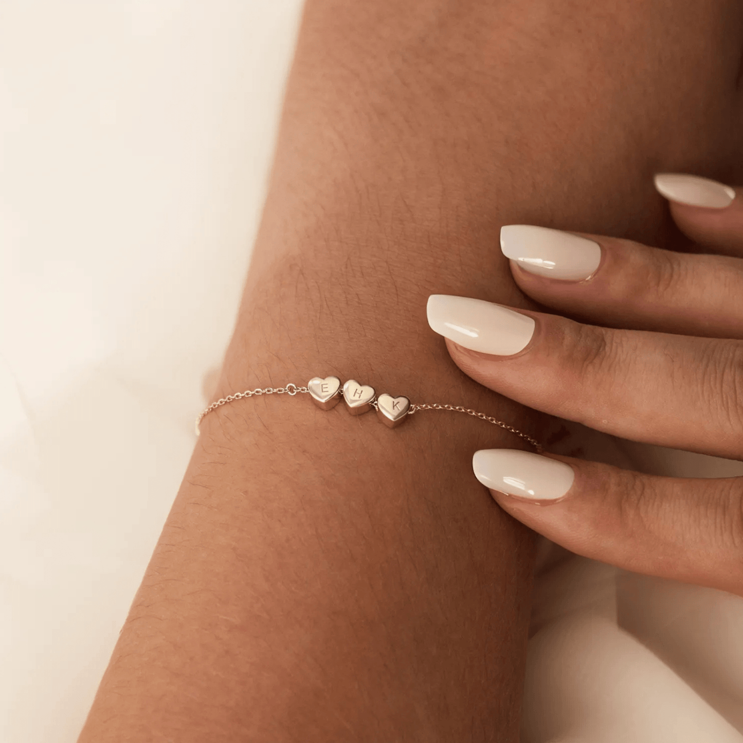 Gepersonaliseerde armband met initiaal hartjes