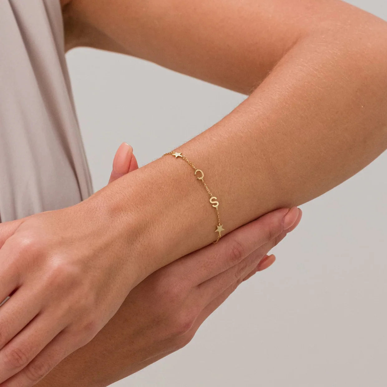 Gepersonaliseerde zijwaartse initialen armband