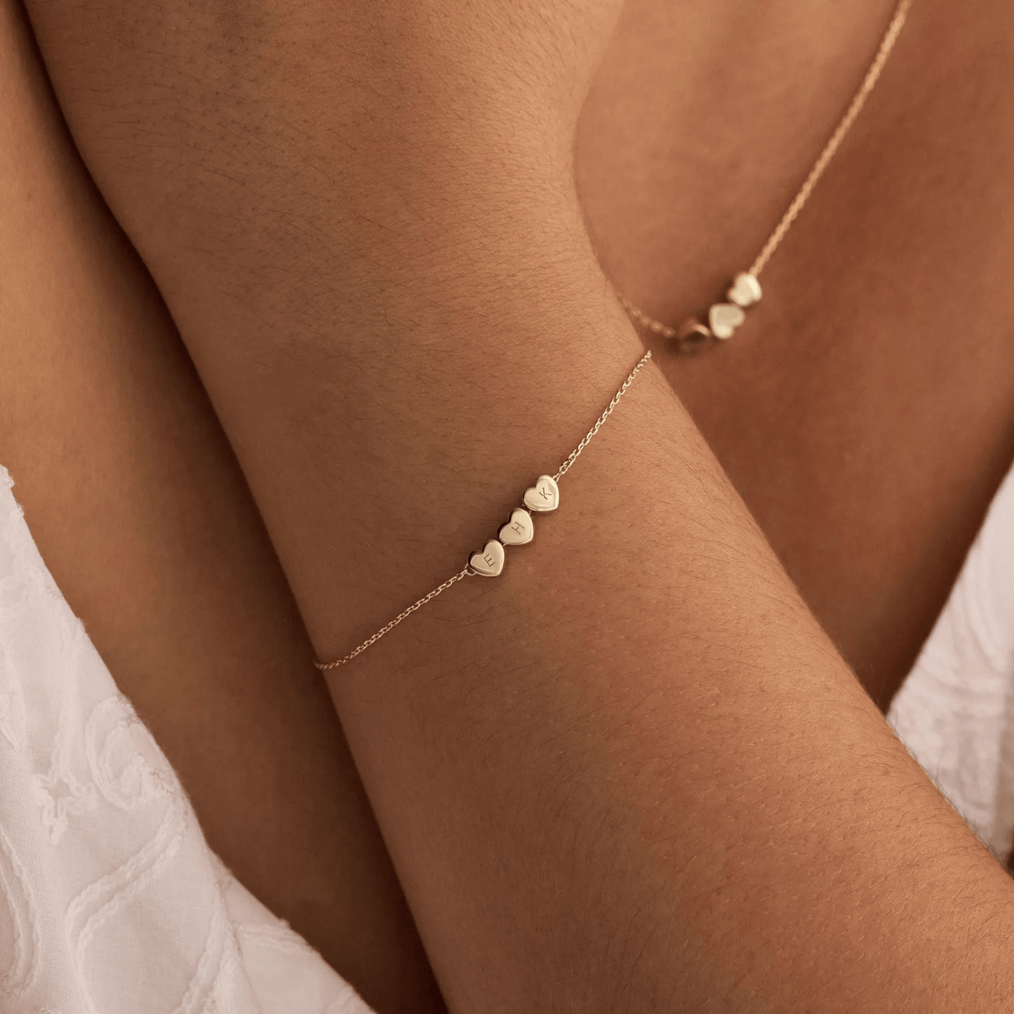 Gepersonaliseerde armband met initiaal hartjes